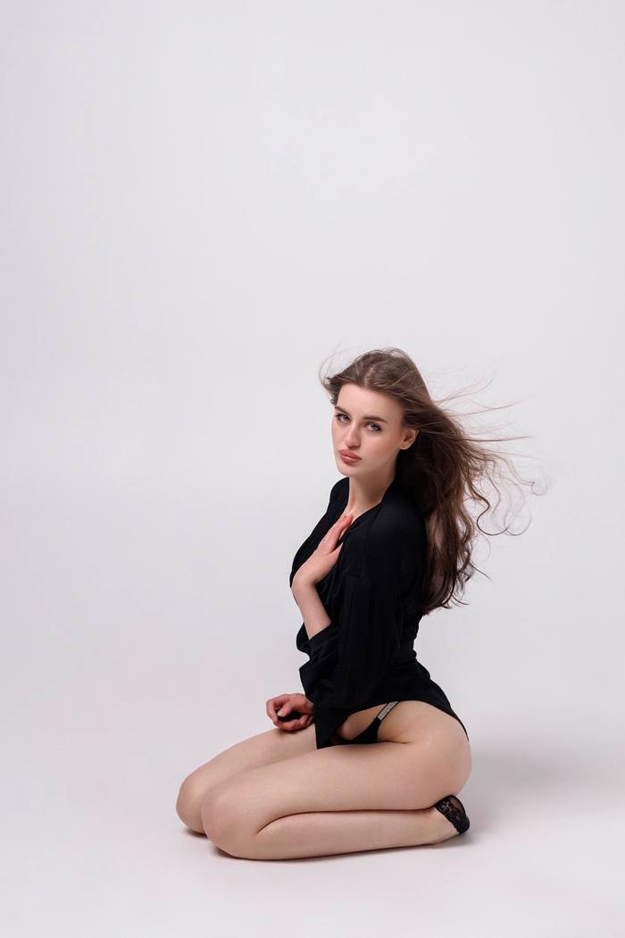 Белый фон — Anya, Москва