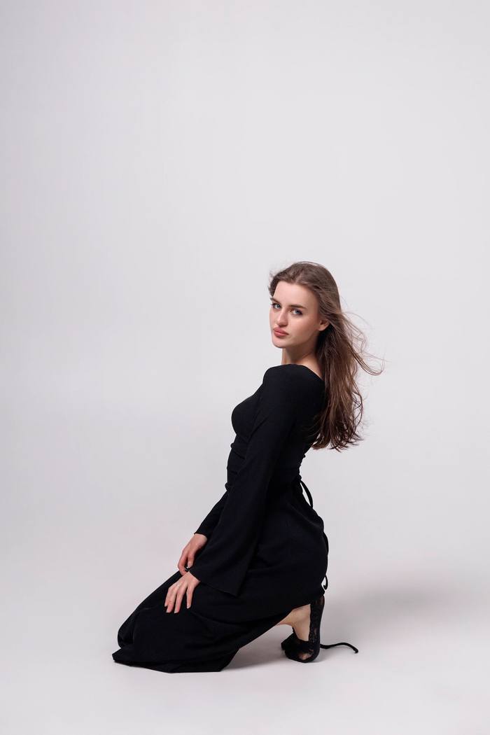 Белый фон — Anya, Москва