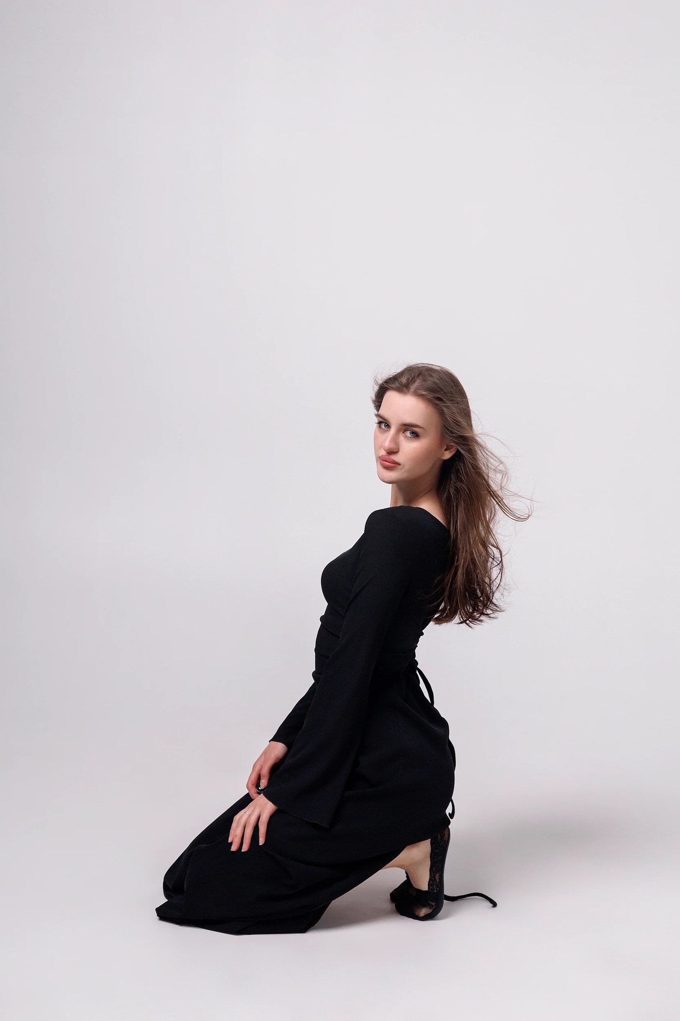 Белый фон — Anya, Москва